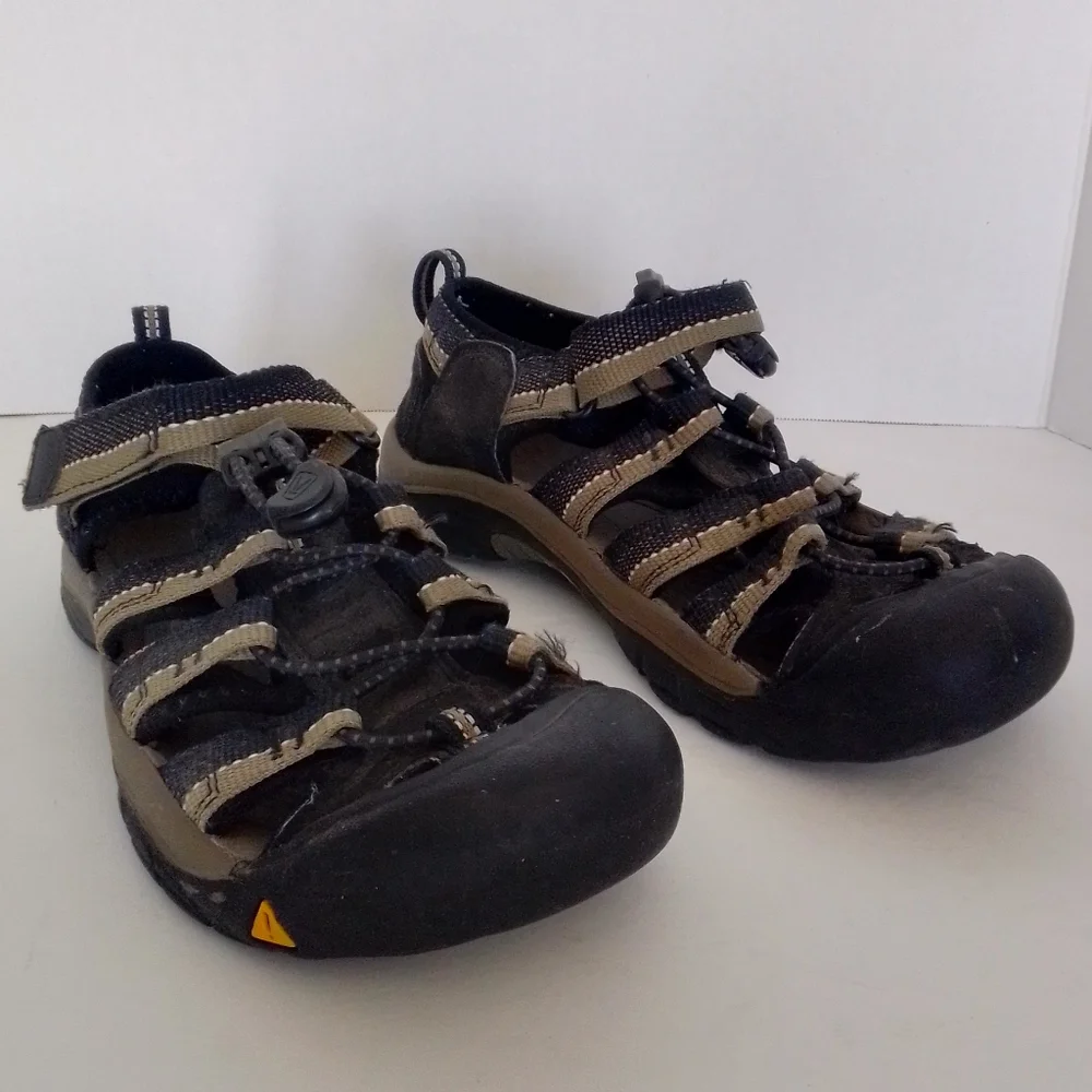 Keen Newport H2 closed toe sandal size 4